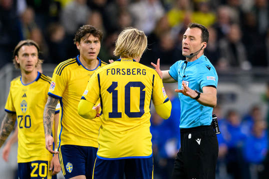 Victor Nilsson Lindelöf and Emil Forsberg of Sweden talk