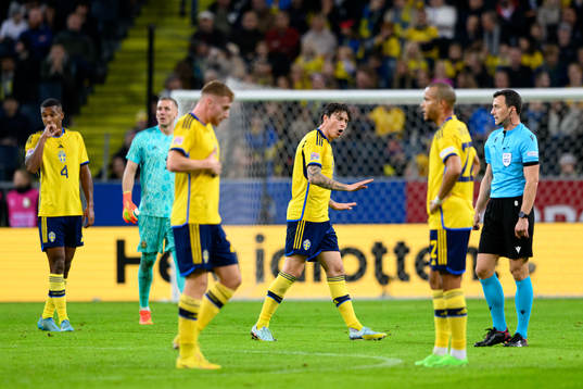 Isak Hien, goalkeeper Robin Olsen, Dejan Kulusevski, Victor