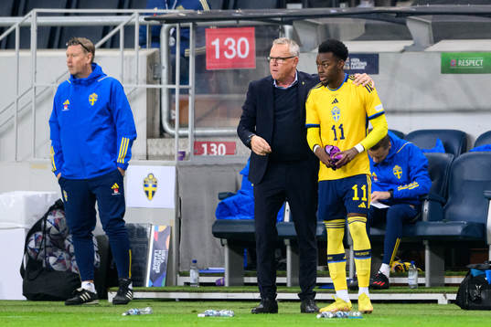 Head coach Janne Andersson and Anthony Elanga of Sweden