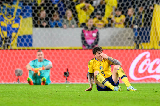 Victor Nilsson Lindelöf of Sweden looks dejected