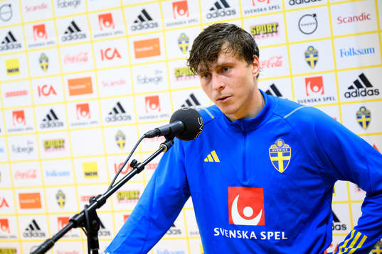 Victor Nilsson Lindelöf of Sweden is being interviewed
