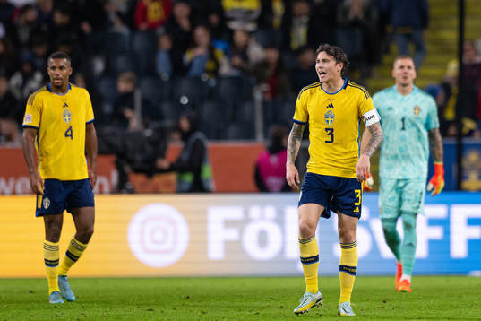 Isak Hien, Victor Nilsson Lindelöf and goalkeeper Robin