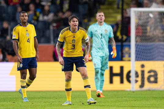 Isak Hien, Victor Nilsson Lindelöf and goalkeeper Robin