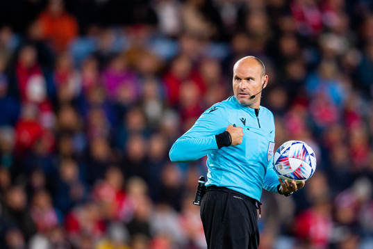 Referee Antonio Mateu Lahoz