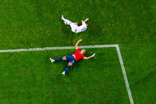 Leo Skiri Østigård of Norway and Stefan Mitrovic of Serbia