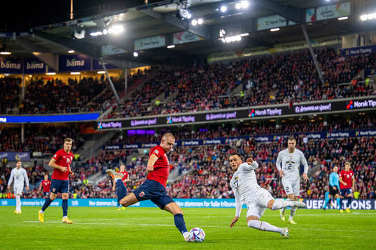 Julian Ryerson of Norway and Filip Kostic of Serbia