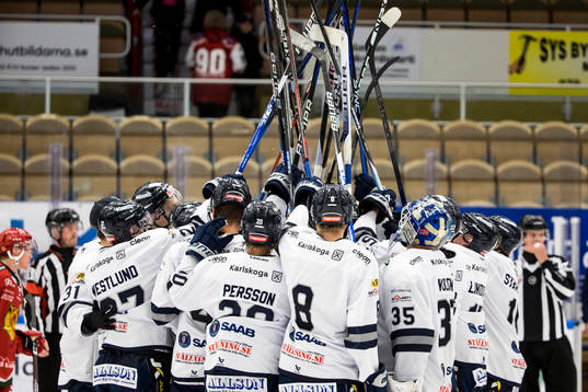 Karlskogas spelarna jublar