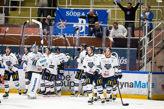 Karlskogas spelarna jublar