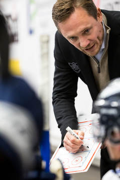 Karlskogas tränare Karl Helmersson