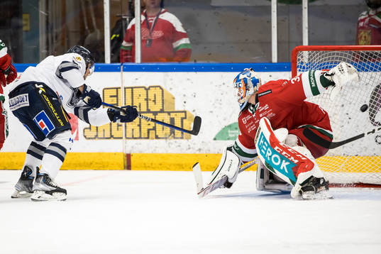Karlskogas David Lilja  gör 2-3 bakom Moras målvakt Kari