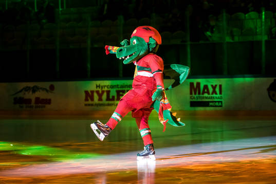 Mora IK draken innan ishockeymatchen i Hockeyallsvenskan