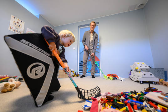 Oscar Sundh, assisterande sportchef/scout i HV71, leker med