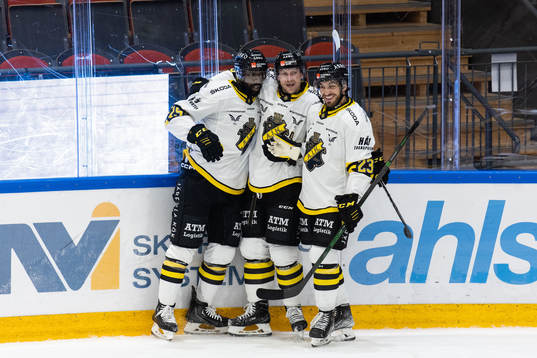 s Daniel Muzito-Bagenda jublar med Axel Wemmenborn och