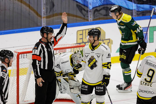 AIKs Eric Norin i samtla med Domare David Wessner