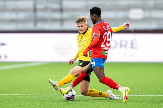 Elfsborgs Kevin Holmén och Helsingborgs Joseph Amoako