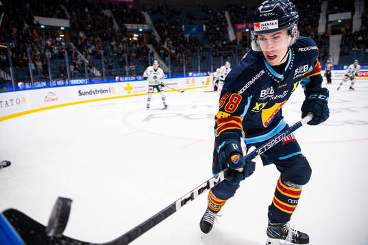 Djurgårdens Jonathan Lekkerimäki nder ishockeymatchen i