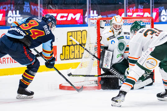 Djurgårdens Daniel Brodin och Kristianstads målvakt Filip
