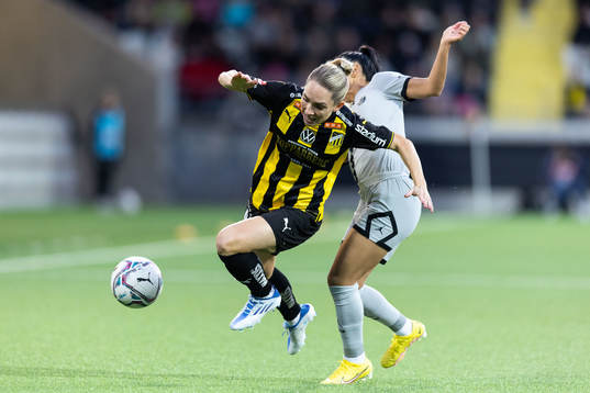 Elin Rubensson of Häcken and Sakina Karchaoui of Paris