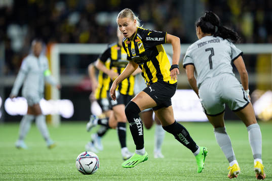 Stine Larsen of Häcken and Sakina Karchaoui of Paris Saint