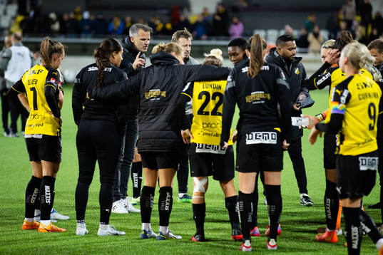 Head coach Robert Vilahamn talking to his players