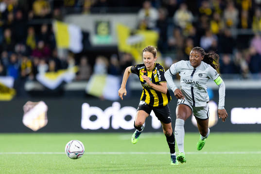 Aivi Luik of Häcken and Kadidiatou Diani of Paris Saint
