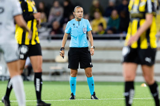 Referee Ivana Projkovska