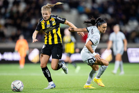 Anna Anvegård of Häcken and Sakina Karchaoui of Paris