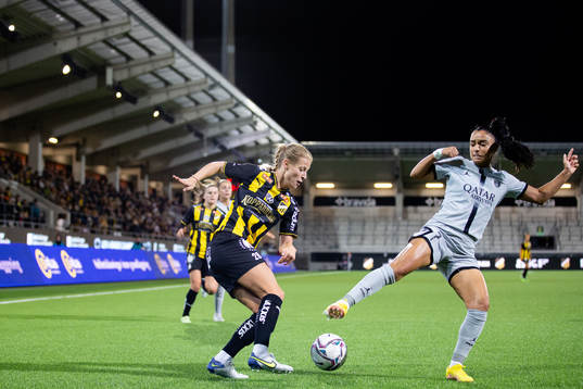 Anna Anvegård of Häcken and Sakina Karchaoui of Paris