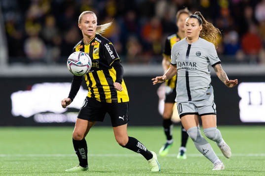 Josefine Rybrink of Häcken and Ramona Bachman of Paris