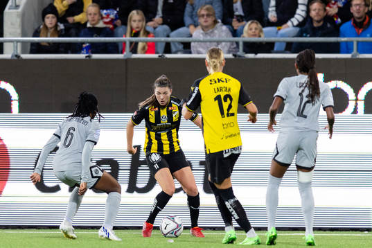 Pauline Hammarlund of Häcken and Oriane Jean-Francois of