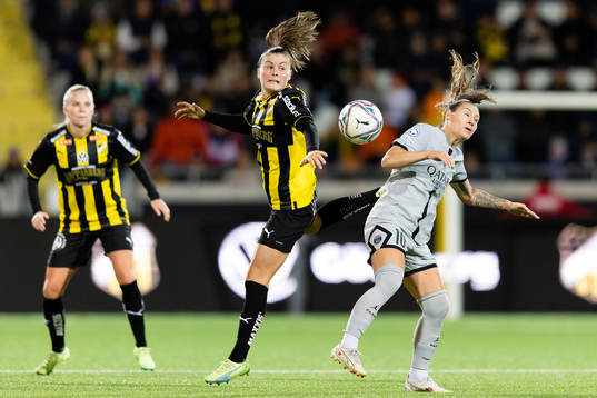 Hanna Wijk of Häcken and Ramona Bachman of Paris Saint