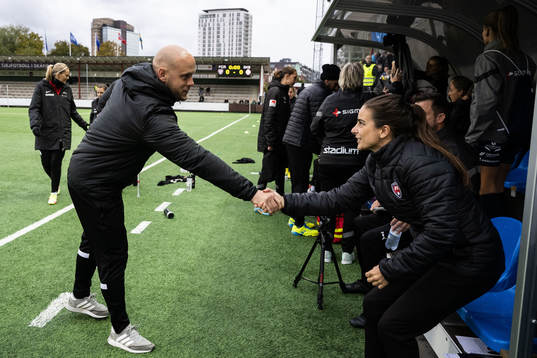 Head coach Olli Harder of Brann greets Head coach Renee