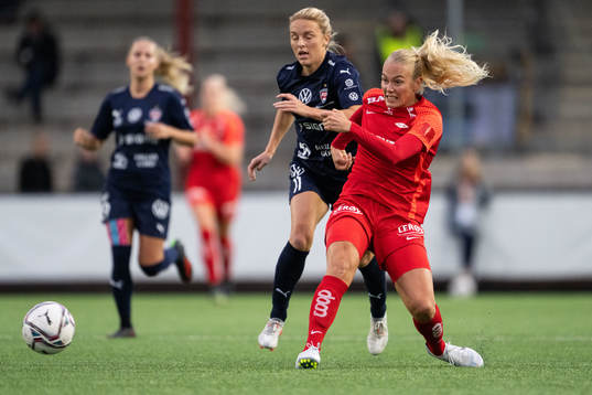Guro Bergsvand of Brann and Mimmi Larsson of FC Rosengård