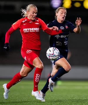 Guro Bergsvand of Brann and Mimmi Larsson of FC Rosengård