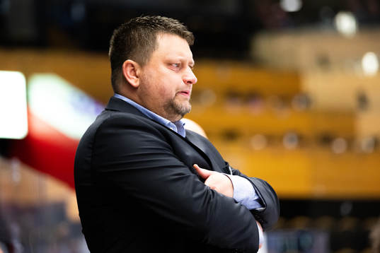 Modos tränare Mattias Karlin