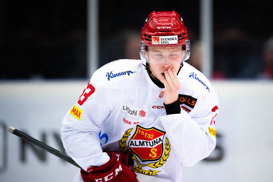 Almtunas Oskar Asplund har ont i ansiktet