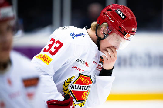 Almtunas Oskar Asplund har ont i ansiktet