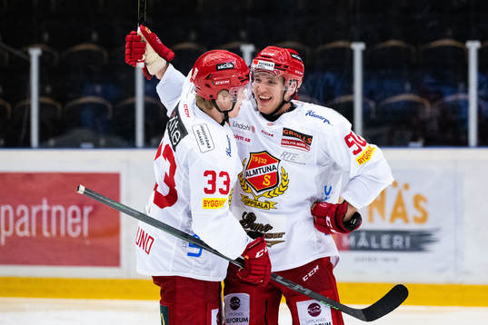 Almtunas Oskar Asplund och Georgs Golovkovs jublar