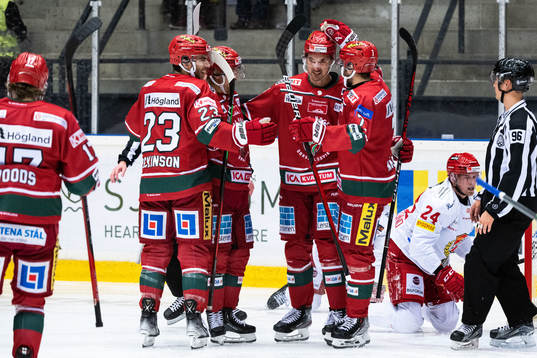 Modos David Bernhardt jublar med lagkamrater