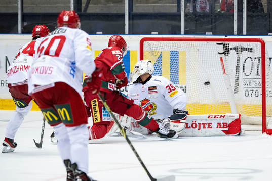 Modos Adam Pettersson gör 5-3 bakom Almtunas målvakt