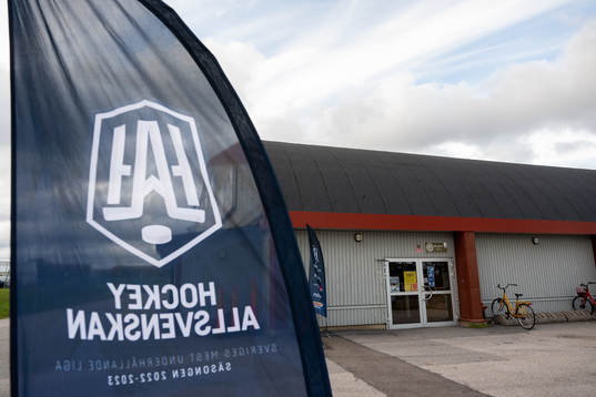 Plivit Arena med en vimpel med Hockeyallsvenskans logotyp