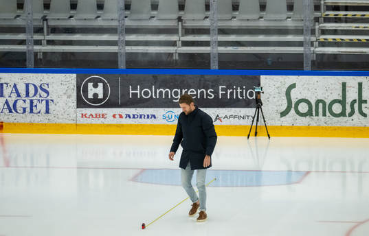 Andreas Hanson från Länstidningen mäter rinken
