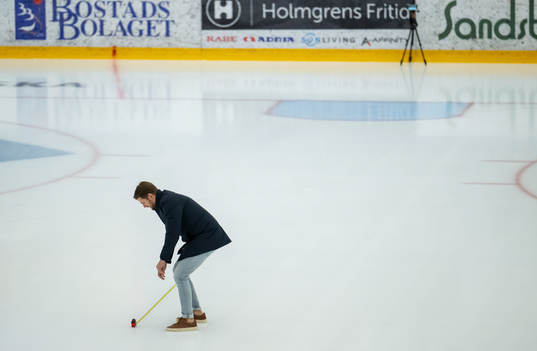Andreas Hanson från Länstidningen mäter rinken