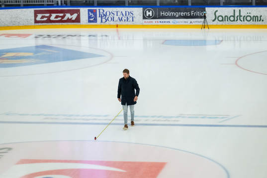 Andreas Hanson från Länstidningen mäter rinken