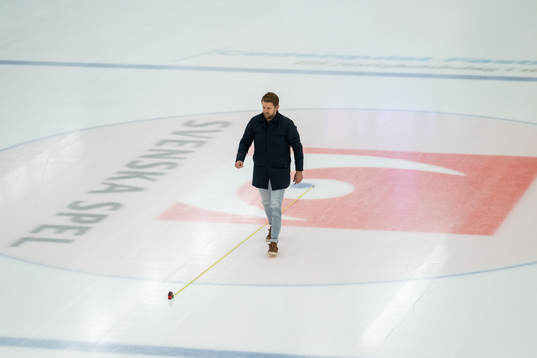 Andreas Hanson från Länstidningen mäter rinken