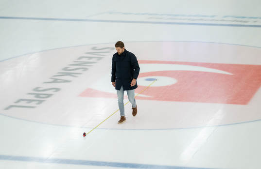 Andreas Hanson från Länstidningen mäter rinken