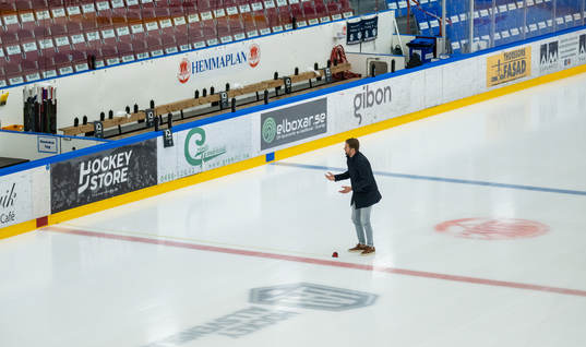 Andreas Hanson från Länstidningen mäter rinken