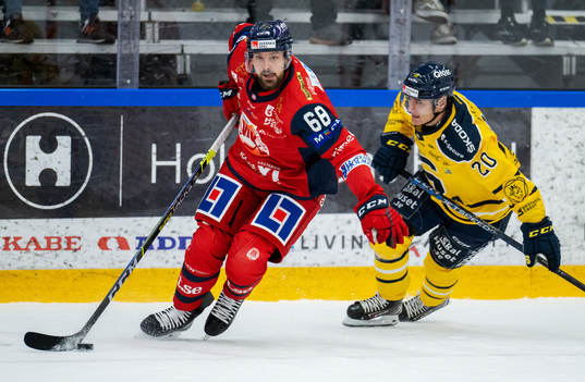 Västerviks Joakim Hagelin och Södertäljes Nikola Pasic