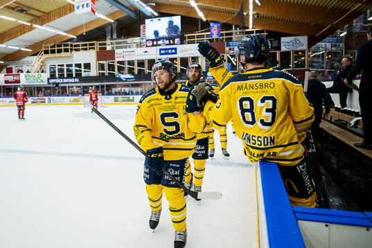Södertäljes Emil Alba jublar