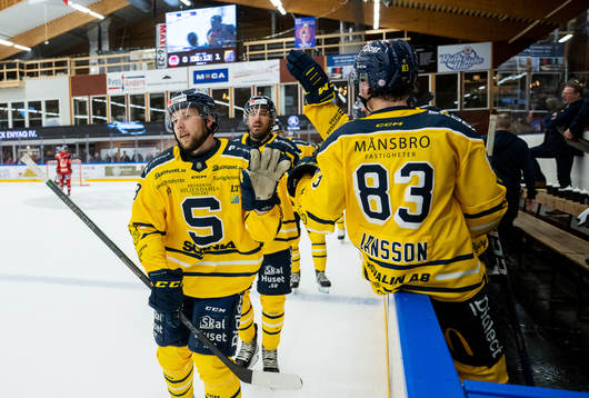 Södertäljes Emil Alba jublar